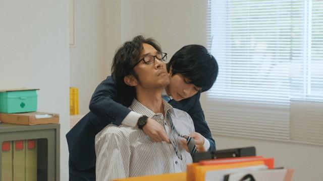 突然バックハグ