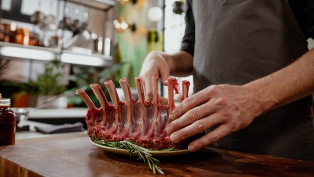 Carré de cerf rôti / Émulsion fromage de chèvre basilic