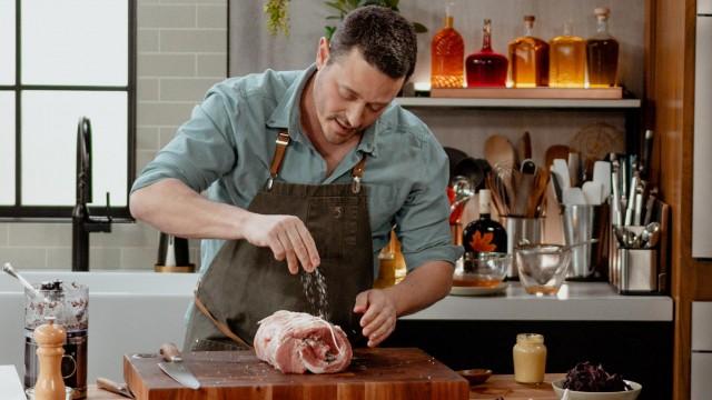 Rôti de porc au bacon de mer / Gratin d'asperges au fromage cheddar / Crème caramel