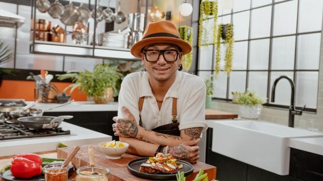 Flanc de porc braisé et sauce au caramel / Salade de crevettes et de mangues