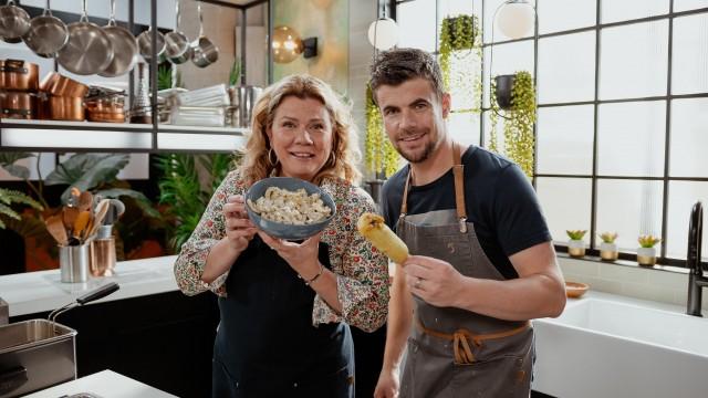 Salade de concombres grillés au yogourt / Petits pains vapeur (buns)