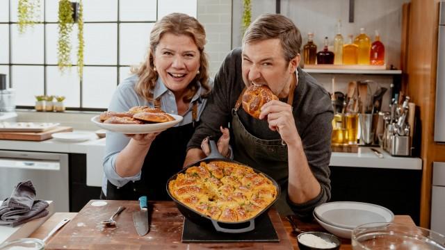 Bretzels maison / Trempette fromage à la bière / Couronne saucisses en croûte