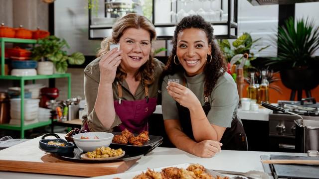 Croquettes aux courgettes et au fenouil / Fromage frit flambé à l’ouzo / Salade de tomates
