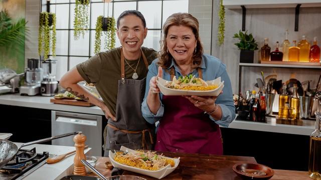 Soupe aigre-douce / Sauté poulet et légumes sur nouilles croustillantes