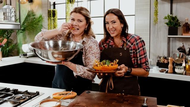 Oeufs cuits dans un avocat / Papaye garnie de yaourt et de granola à la marocaine