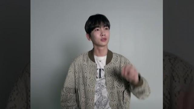 Q. 샤이니는 평소에도 아이돌 사인하나요?