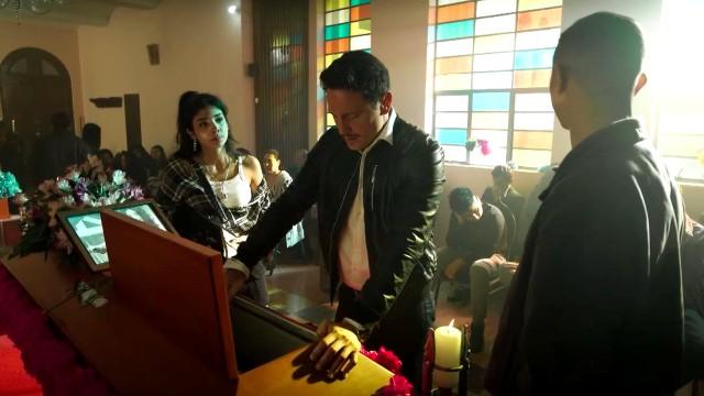 Familiares y amigos de Romina lamentan su muerte en el funeral