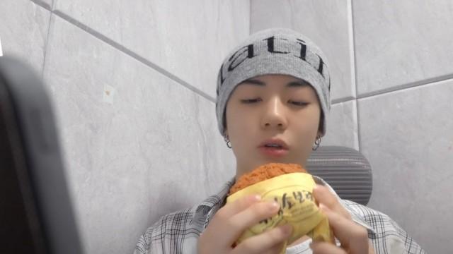 [8T:V] When I eat Tempura Soboro and sing, I become a jokester | Seungheon VLOG