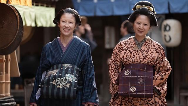 乱れ咲き往来の桜