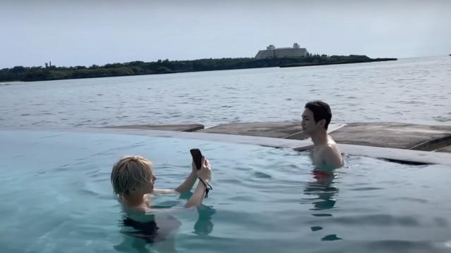 After hyung dropped his phone hahaha | SHINee in OKINAWA : Swimming