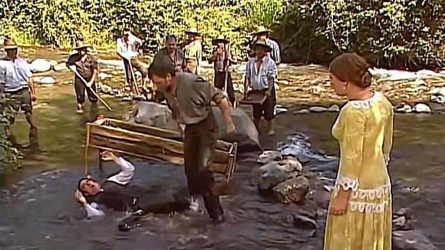 Los golpes en el río
