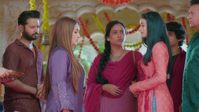 Titlie Bumps into Rahul's Family