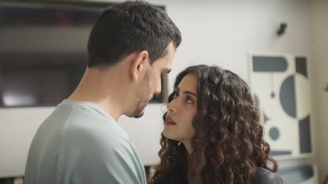 Virginia se da cuenta que Juan Manuel estuvo con otra mujer en el apartamento