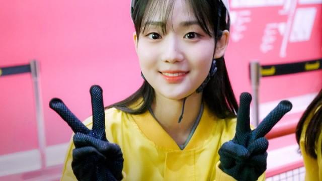 Hanging out alone feels awkward for a 24-person girl group idol member | SIGNAL 230801