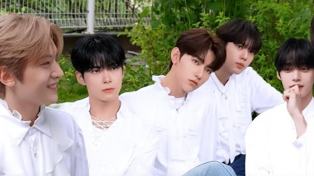 1st Mini Album [YOUTH IN THE SHADE] Jacket Behind