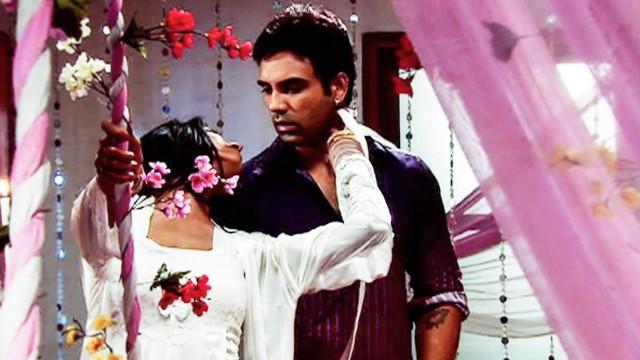 Vidya Seduces Gaurav