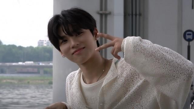 DEBUT ALBUM 'BIRTH OF COSMO' Jacket Behind #1 (Find them ver.)