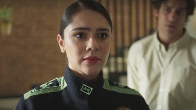 Marlon le ofrece a Alex salvar a Calidoso si ella le entrega a Romina