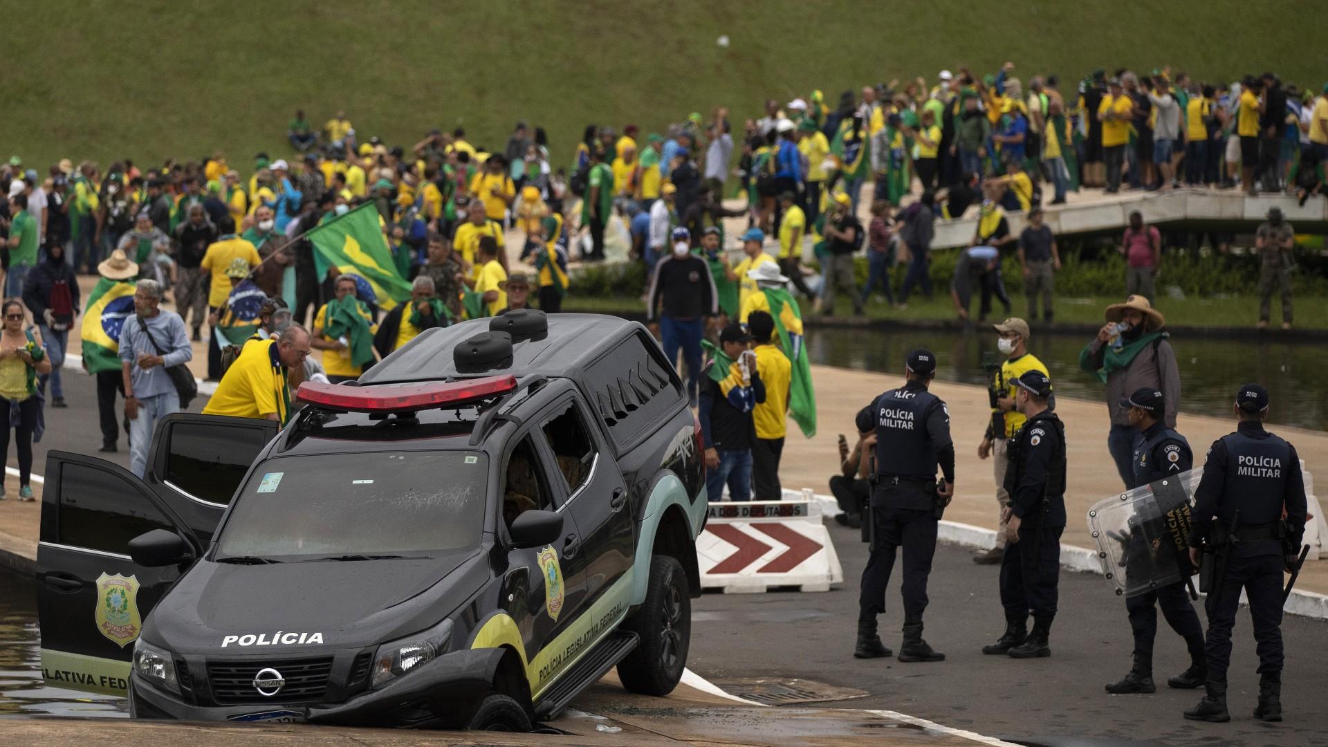 8/1 - A Democracia Resiste