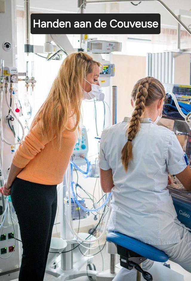 Handen Aan de Couveuse