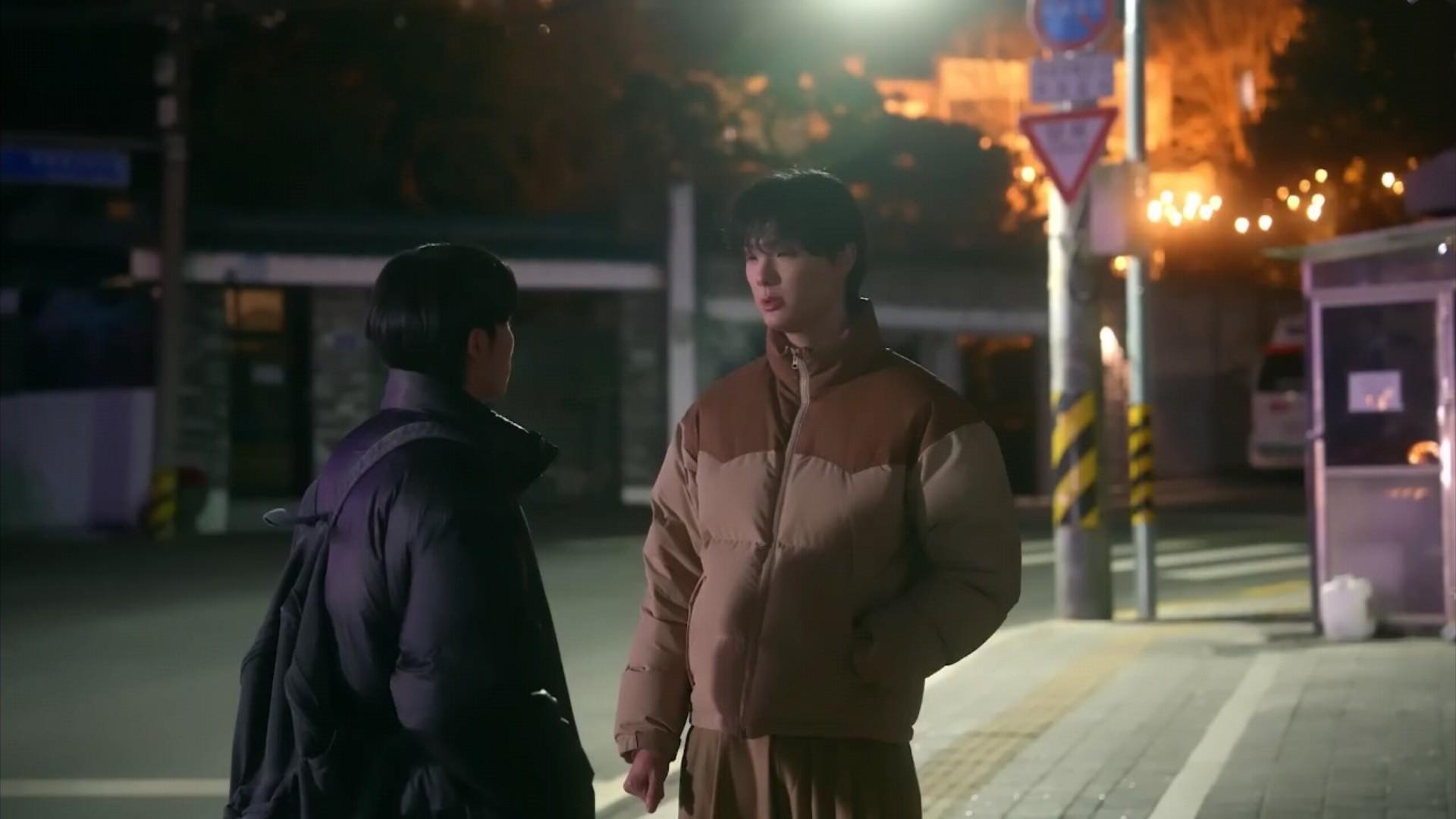 체크 남방을 입은 사내