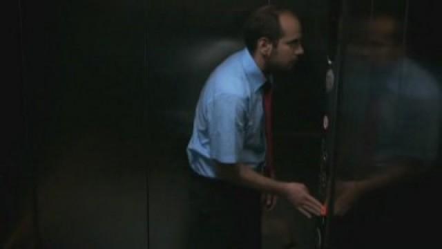 Bref. J'étais coincé dans l'ascenseur.