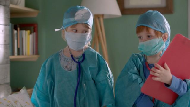 Karsten og Petra leker doktor.