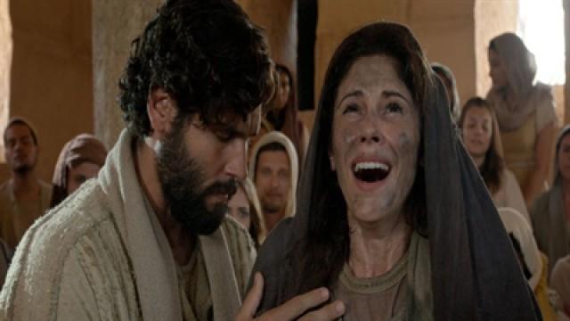 Jesús cura a la mujer encorvada