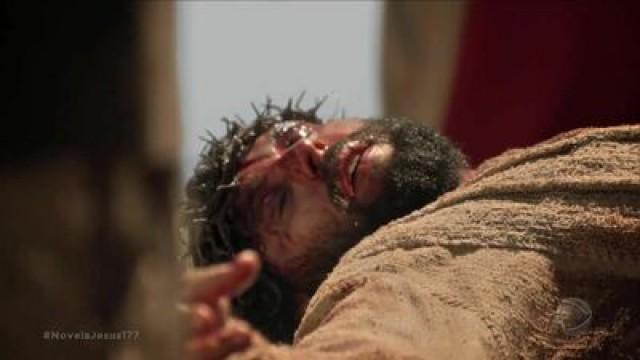 Jesús es azotado mientras que lleva su cruz.
