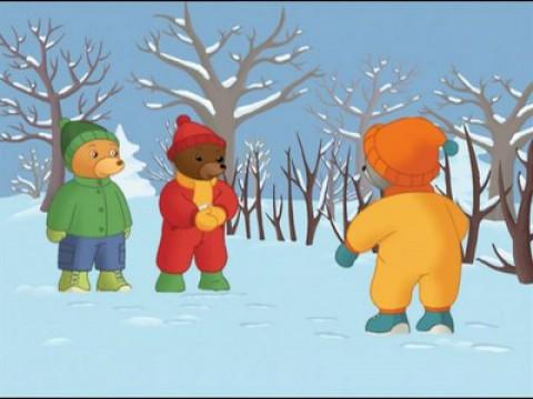Petit Ours Brun fait des boules de neige