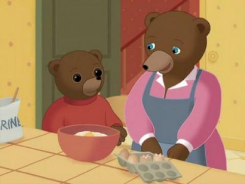 Little Brown Bear helps his mommy