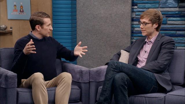 Stephen Merchant Wears a Checkered Shirt and Rolled Up Jeans