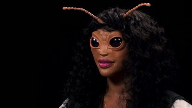 SZA Bugs Out While Eating Spicy Wings