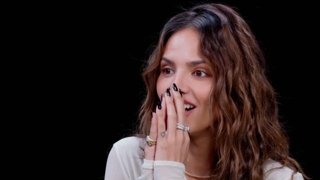 Eiza González Cries on Command While Eating Spicy Wings