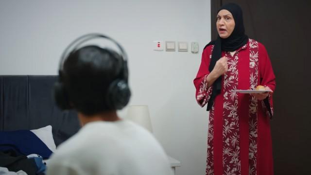 من على الباب