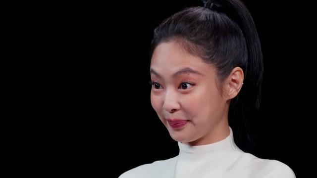 JENNIE Cries For Help While Eating Spicy Wings