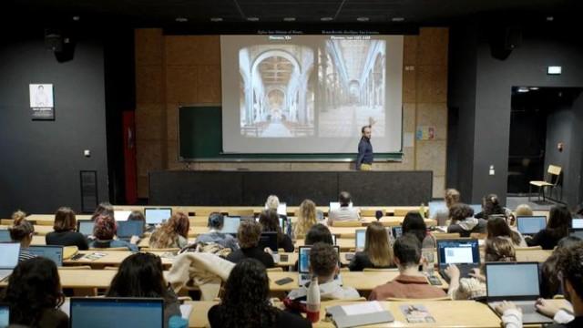 Profesores universitarios, la vocación a prueba