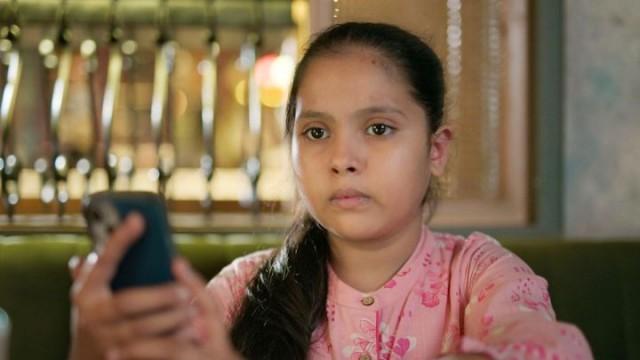 Chidiya Peeks At Virat's Phone