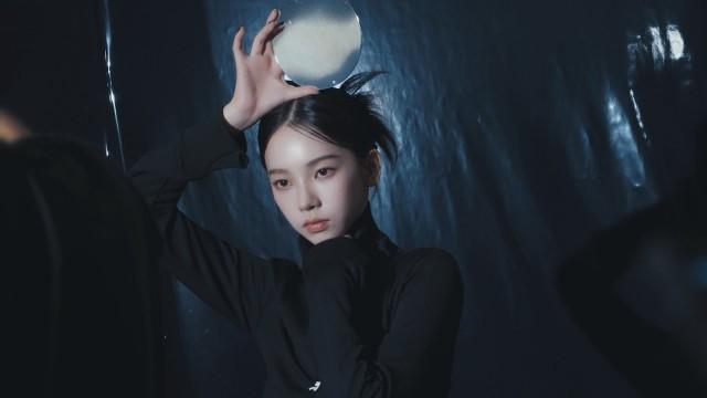 명화 같지 않아요? | KARINA courrèges VOGUE Photoshoot Behind