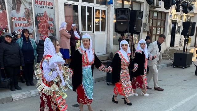 Bulgariens Winterbräute, zwischen Tradition und Trend