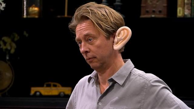 Hele mit band faldt ned i et bed