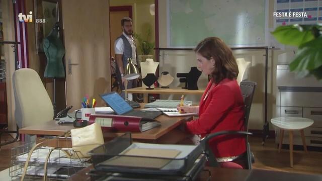 Betinha aceita o convite de Paulo para conseguir o que quer