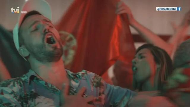 Bino e Tomé cantam abraçados