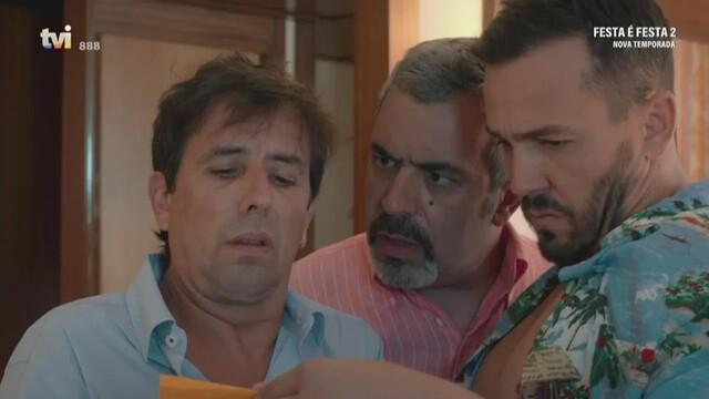 Bino, Tomé e Fernando entusiasmados com guardanapo manuscrito