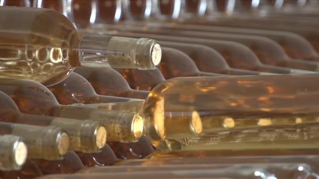 Stocker le vin blanc dans des bouteilles en verre clair, une bonne idée ?