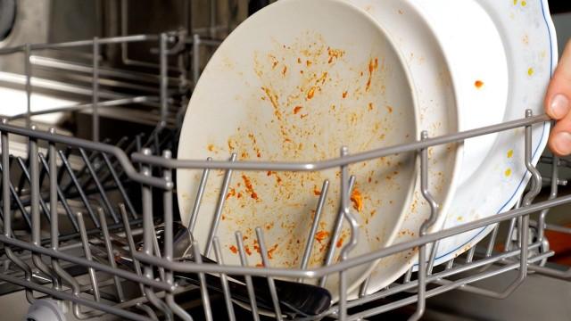 Faut-il rincer les assiettes avant le lave-vaisselle ?